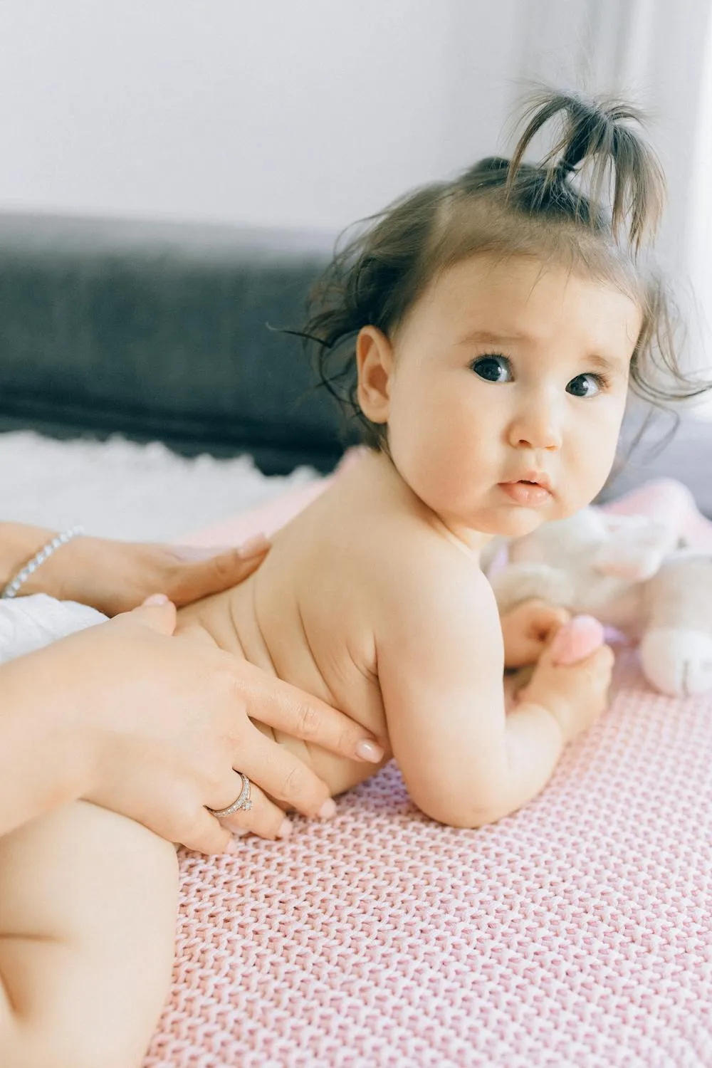 Ostéopathie pour nourrisson à Neuilly-sur-Seine, séance de soin doux d'un bébé